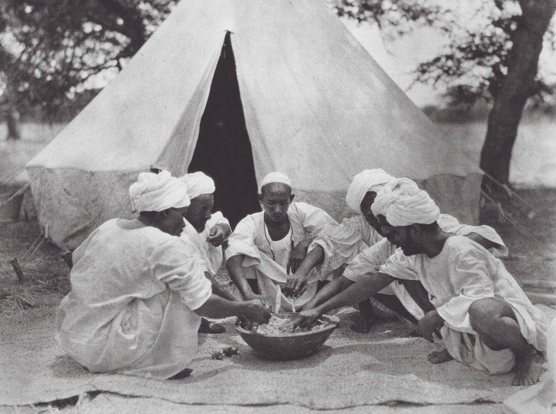 Afrika: arab tengerészek étkezés közben (fekete-fehér fotó) alkotó: Hugo Adolf Bernatzik
