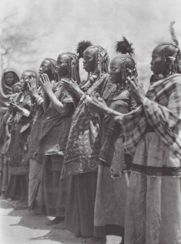 Afrika: Aulad Hamid nők tapsolnak egy tánc közben (fekete-fehér fotó). alkotó: Hugo Adolf Bernatzik