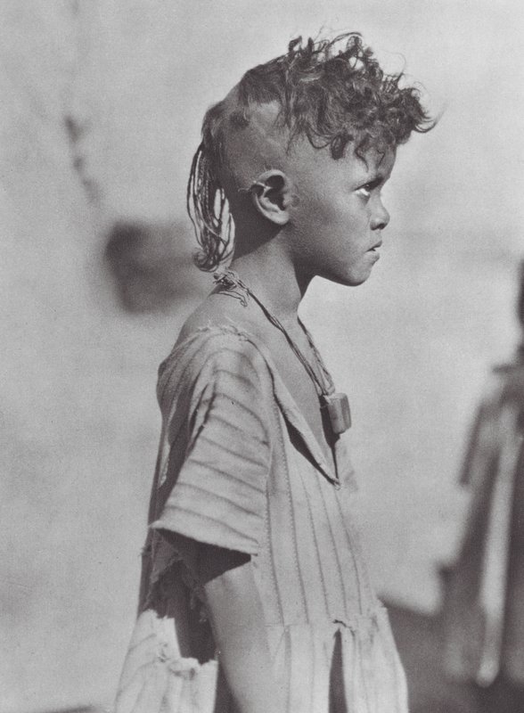 Afrika: Bisharin gyermek amulettel (fekete-fehér fotó) alkotó: Hugo Adolf Bernatzik