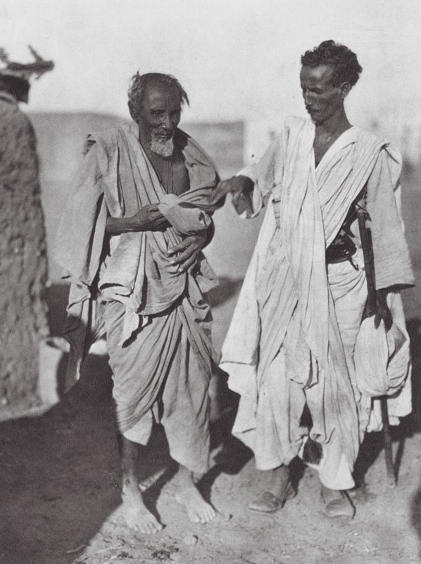 Afrika: Bisharin férfiak, núbiai sivatag (fekete-fehér fotó) alkotó: Hugo Adolf Bernatzik