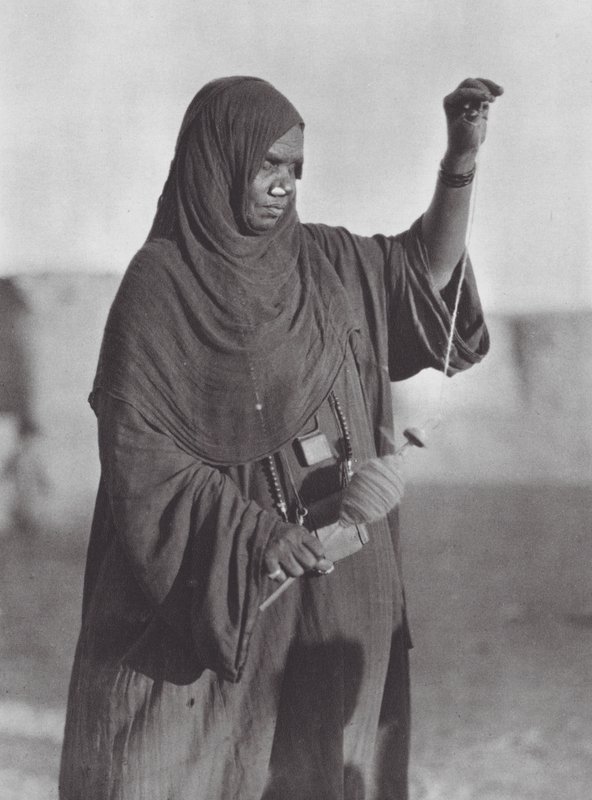 Afrika: Núbiai sivatagban (fekete-fehér fotó) alkotó: Hugo Adolf Bernatzik