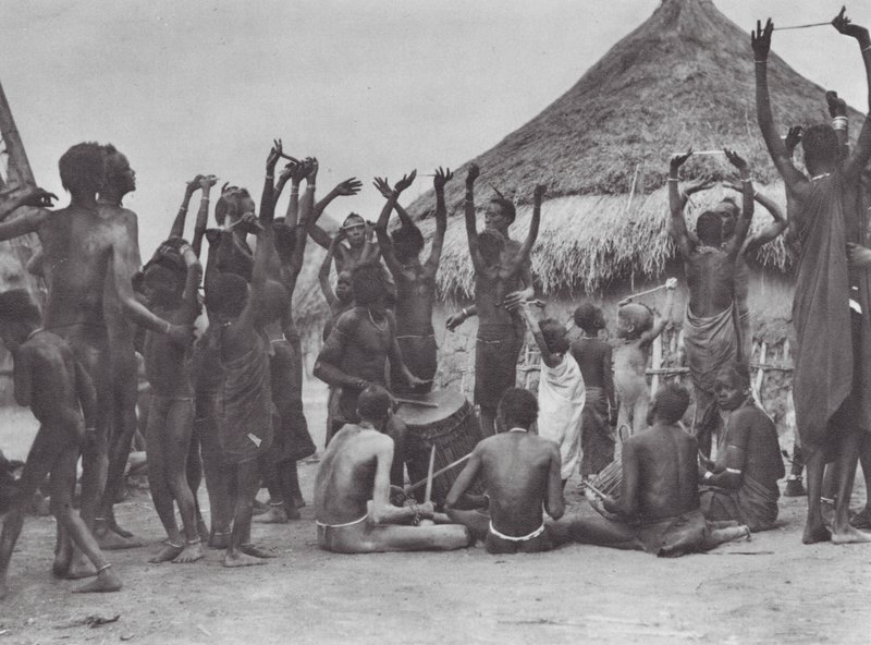 Afrika: Dinka tehéntánc (fekete-fehér fotó) alkotó: Hugo Adolf Bernatzik