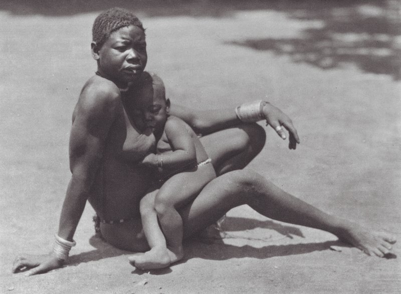 Afrika: Dzsur, anya és gyermeke (fekete-fehér fotó). alkotó: Hugo Adolf Bernatzik