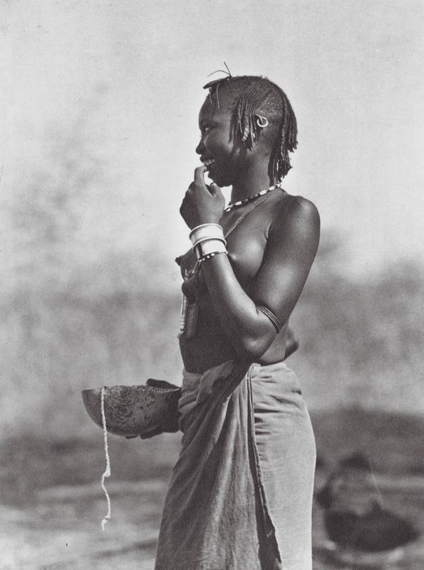 Afrika: Dar Nuba hegyei között (fekete-fehér fotó). alkotó: Hugo Adolf Bernatzik