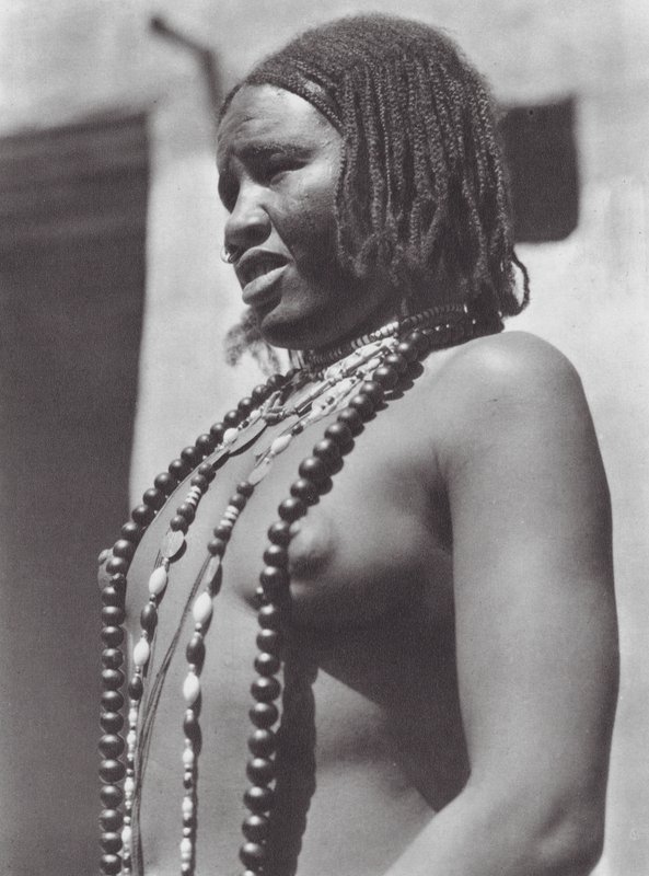 Afrika: Gawazi, hivatásos táncos (fekete-fehér fotó) alkotó: Hugo Adolf Bernatzik