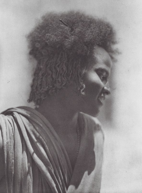 Afrika: Hadendoa fiatalok, Kelet-Szudán (fekete-fehér fotó) alkotó: Hugo Adolf Bernatzik