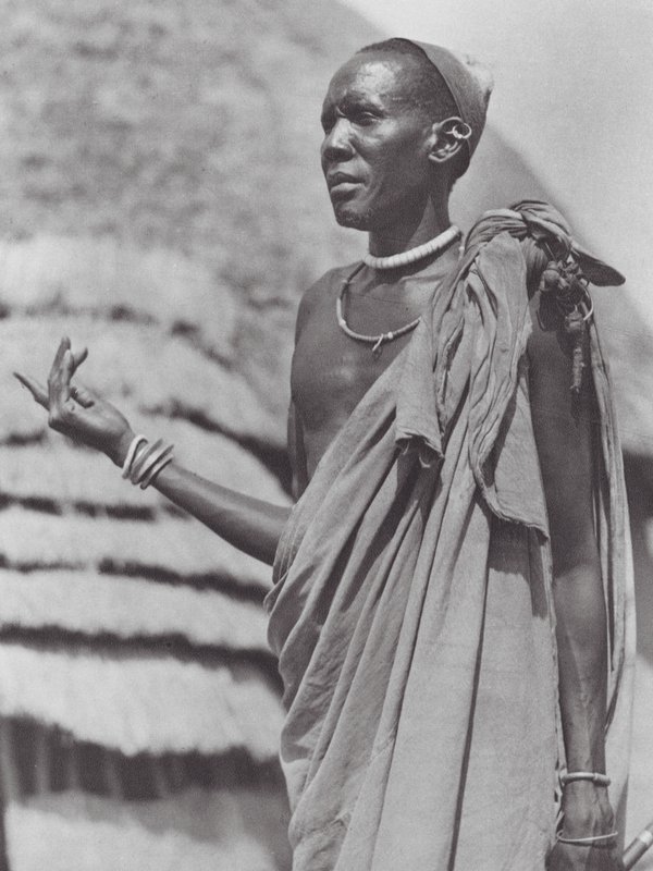 Afrika: Tonga főnöke (fekete-fehér fotó) alkotó: Hugo Adolf Bernatzik