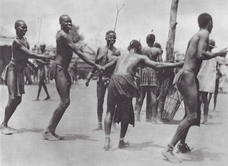 Afrika: Moru körtánc (fekete-fehér fotó) alkotó: Hugo Adolf Bernatzik
