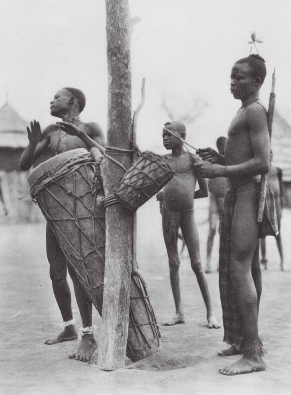 Afrika: Moru férfiak dobolnak (fekete-fehér fotó) alkotó: Hugo Adolf Bernatzik