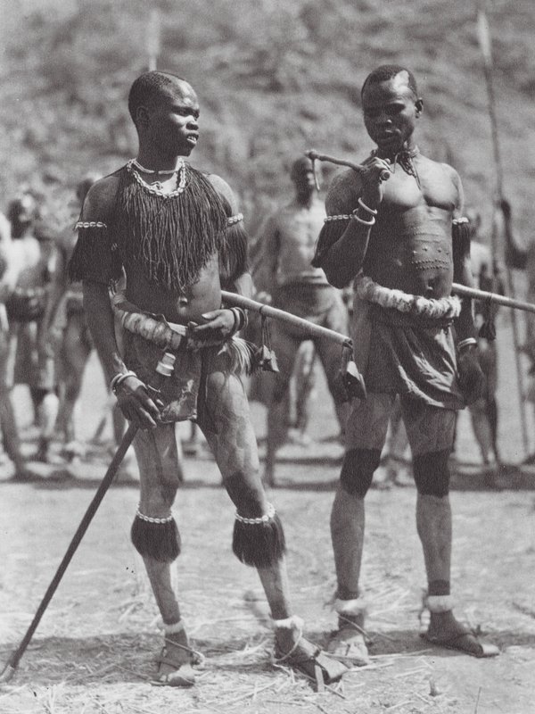 Afrika: Nuba csörgőtáncosok (fekete-fehér fotó) alkotó: Hugo Adolf Bernatzik
