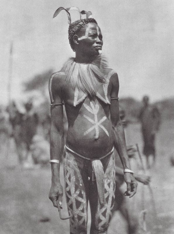 Afrika: Nuba nő ünnepi díszítéssel (fekete-fehér fotó) alkotó: Hugo Adolf Bernatzik