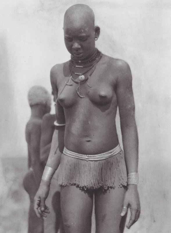 Afrika: Nuer nő (fekete-fehér fotó) alkotó: Hugo Adolf Bernatzik