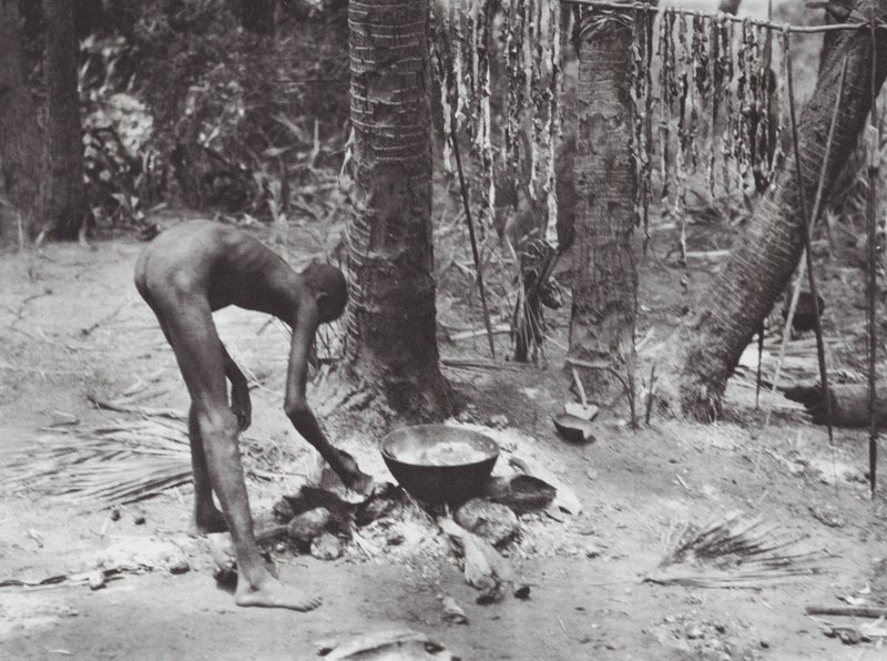 Afrika: Nuer krokodilhúst főz (fekete-fehér fotó) alkotó: Hugo Adolf Bernatzik