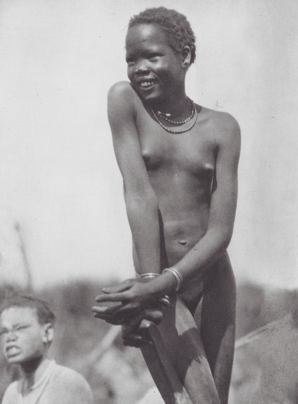 Afrika: Nuer lány (fekete-fehér fotó) alkotó: Hugo Adolf Bernatzik