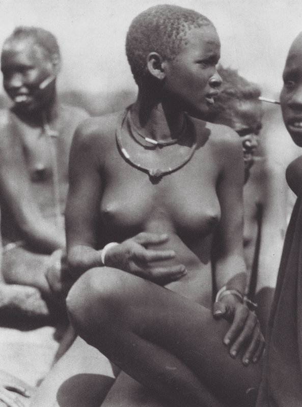 Afrika: Nuer lány zsiráfszőr nyakláncot visel (fekete-fehér fotó). alkotó: Hugo Adolf Bernatzik