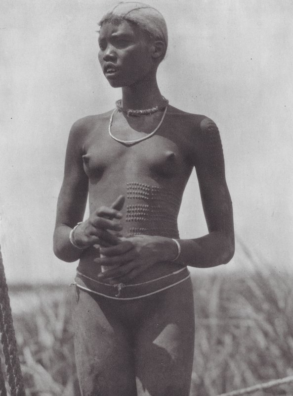 Afrika: Nuer lány díszítő hegekkel (fekete-fehér fotó) alkotó: Hugo Adolf Bernatzik