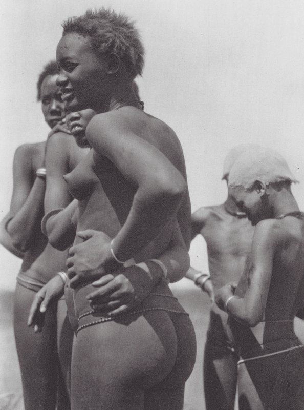 Afrika: Nuer lányok és gyerekek (fekete-fehér fotó) alkotó: Hugo Adolf Bernatzik