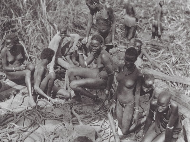 Afrika: Nuer lányok egy szudáni vitorláson (fekete-fehér fotó) alkotó: Hugo Adolf Bernatzik