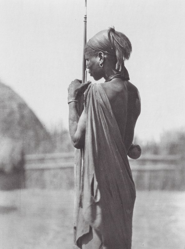 Afrika: Nuer shilluk ruhában (fekete-fehér fotó) alkotó: Hugo Adolf Bernatzik