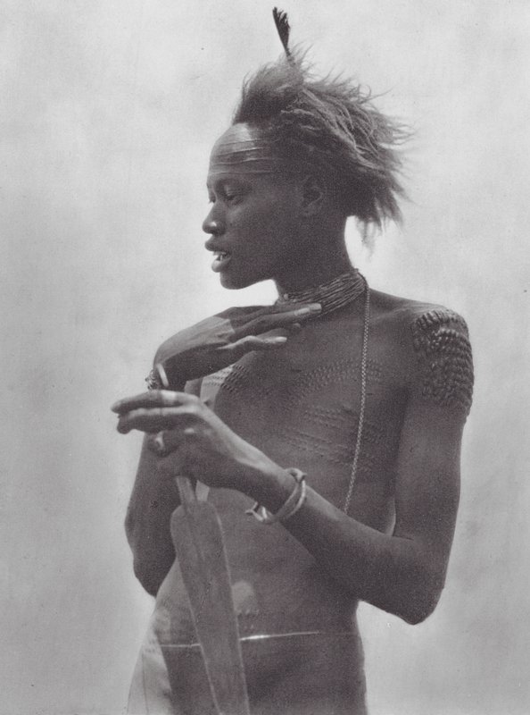 Afrika: Nuer harcos törzsi jelekkel a homlokán (fekete-fehér fotó) alkotó: Hugo Adolf Bernatzik