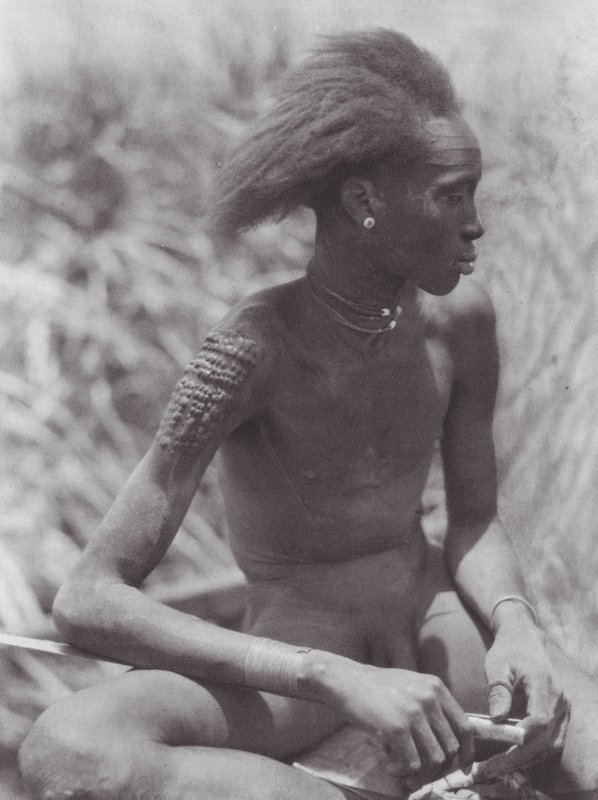 Afrika: Nuer vörösre festett hajjal (fekete-fehér fotó) alkotó: Hugo Adolf Bernatzik