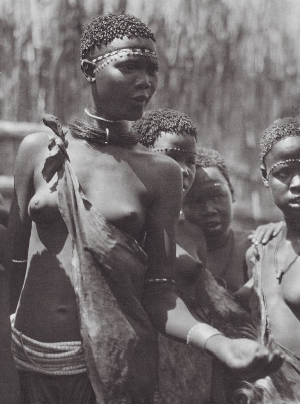 Afrika: Shilluk lányok (fekete-fehér fotó) alkotó: Hugo Adolf Bernatzik