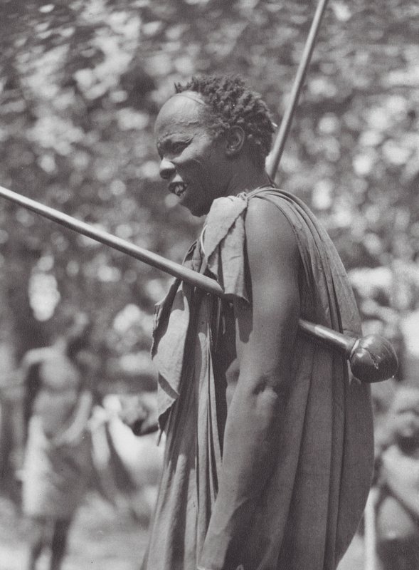 Afrika: Shilluk harcos bunkósbottal (fekete-fehér fotó) alkotó: Hugo Adolf Bernatzik
