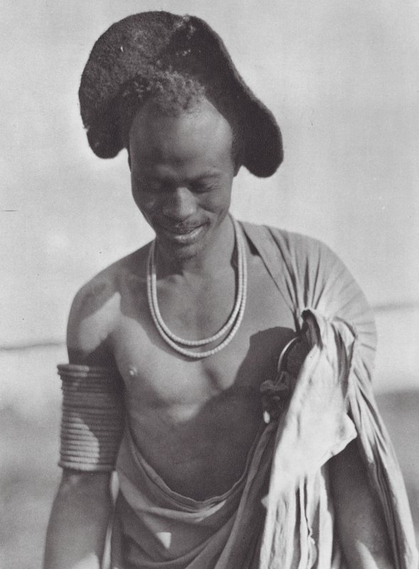 Afrika: Shilluk harcos csuklyás frizurával (fekete-fehér fotó) alkotó: Hugo Adolf Bernatzik