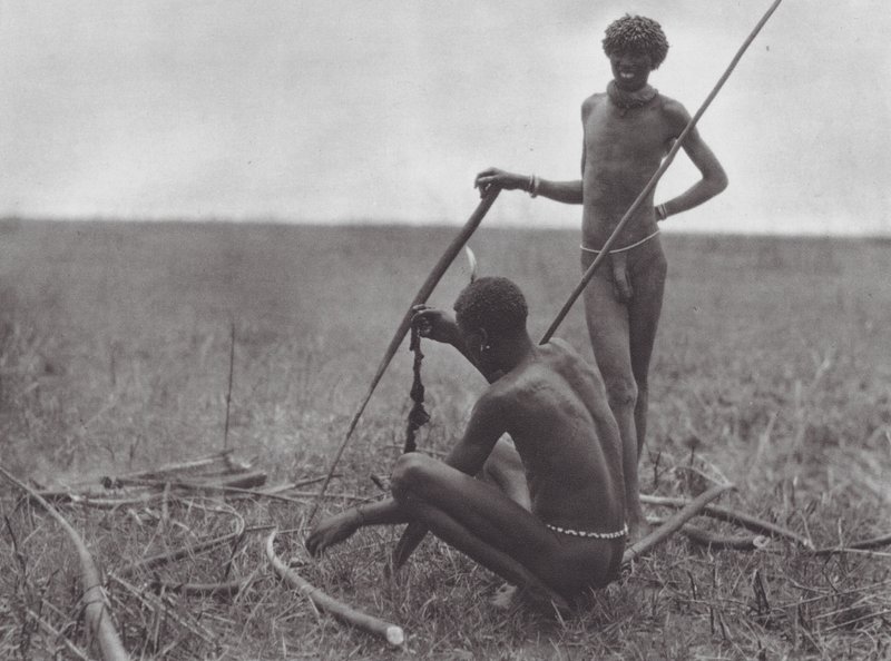 Afrika: Shilluk harcosok pihennek (fekete-fehér fotó) alkotó: Hugo Adolf Bernatzik