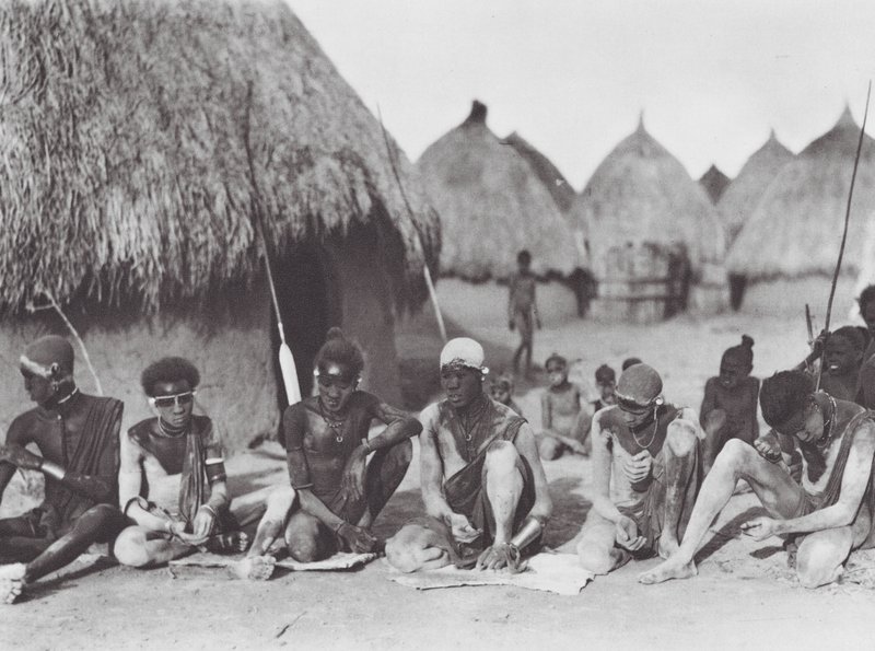 Afrika: Shilluk harcosok fahamuval dörzsölik magukat (fekete-fehér fotó) alkotó: Hugo Adolf Bernatzik