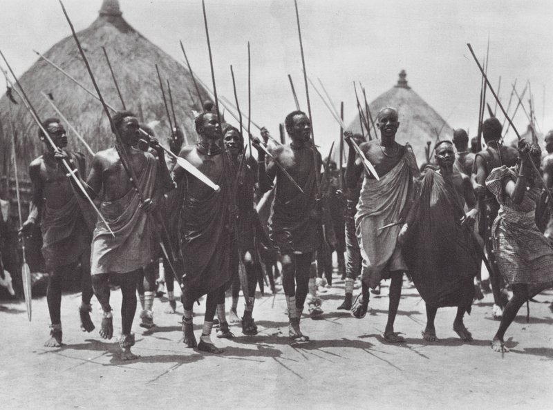 Afrika: Shilluk harcosok megrohamozzák egy törzsfőnök sírját (fekete-fehér fotó). alkotó: Hugo Adolf Bernatzik