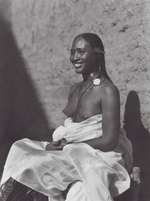 Afrika: Szudáni nő Omdurmanból (fekete-fehér fotó) alkotó: Hugo Adolf Bernatzik