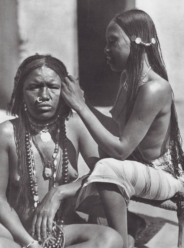 Afrika: szudáni nők hajfonása (fekete-fehér fotó) alkotó: Hugo Adolf Bernatzik
