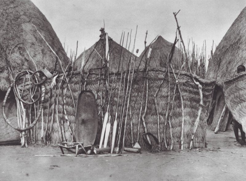 Afrika: Egy elhunyt shilluk törzsfőnök tulajdona (fekete-fehér fotó). alkotó: Hugo Adolf Bernatzik