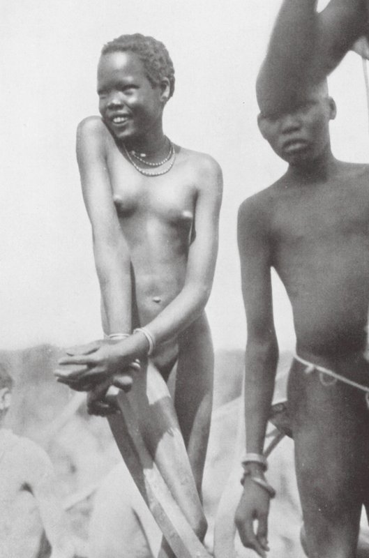 Nuer, lány és fiú (fekete-fehér fotó) alkotó: Hugo Adolf Bernatzik
