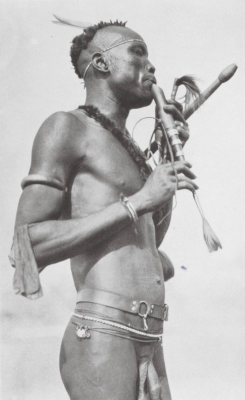 Közép-afrikai njambara (fekete-fehér fotó) alkotó: Hugo Adolf Bernatzik