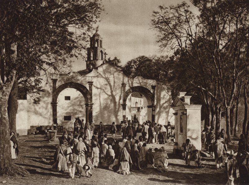 Mexikó: Amecameca, körmenet a Szent Hegy kápolna előtt (fekete-fehér fotó) alkotó: Hugo Brehme