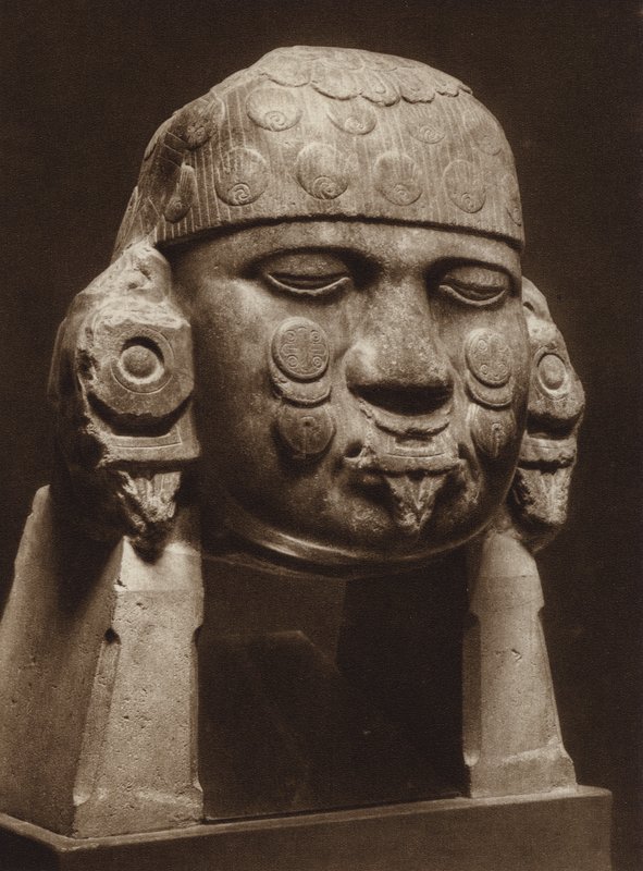 Mexikó: Coyolxauhqui istennő diorit feje, Nemzeti Múzeum (fekete-fehér fotó) alkotó: Hugo Brehme
