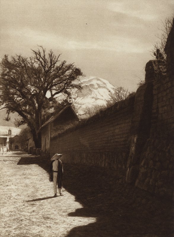 Mexikó: utca Amecamecában, kilátással a Popocatepetlre (fekete-fehér fénykép) alkotó: Hugo Brehme