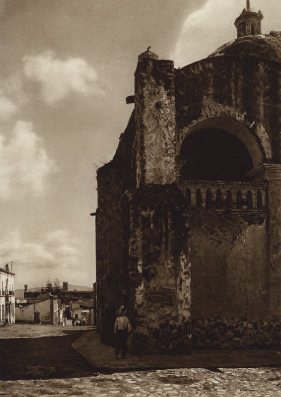 Mexikó: Cuernavaca, A katedrális részleges látképe (fekete-fehér fotó) alkotó: Hugo Brehme