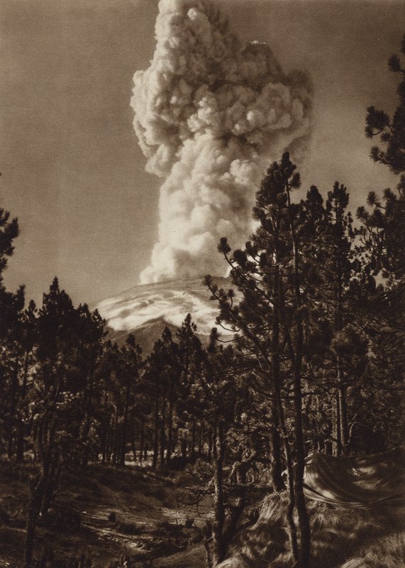 Mexikó: Popocatepetl kitörés, a Tlamacasból nézve (fekete-fehér fotó) alkotó: Hugo Brehme