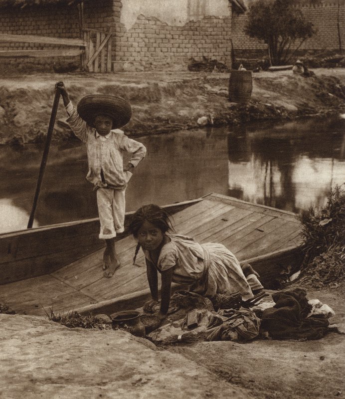 Mexikó: Ixtacalco, Indián gyerekek ruhát mosnak, D F (fekete-fehér fénykép) alkotó: Hugo Brehme