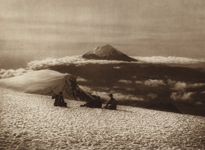 Mexikó: Iztaccihuatl és kilátás a Popocatepetlről (fekete-fehér fotó) alkotó: Hugo Brehme