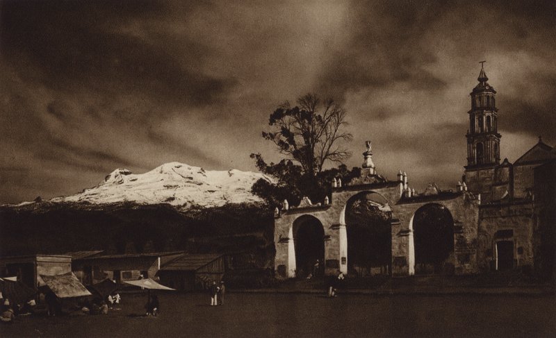 Mexikó: Iztaccihuatl, Amecameca felől nézve (fekete-fehér fotó) alkotó: Hugo Brehme