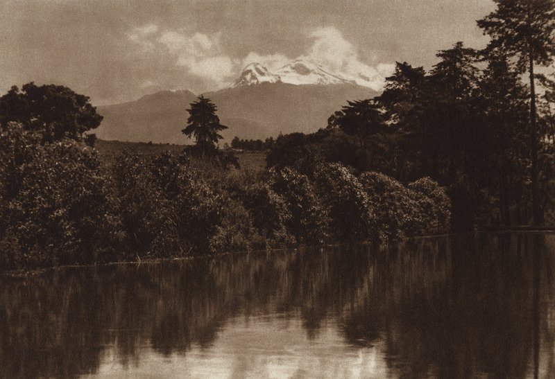 Mexikó: Iztaccihuatl, Miraflores felől nézve (fekete-fehér fotó) alkotó: Hugo Brehme