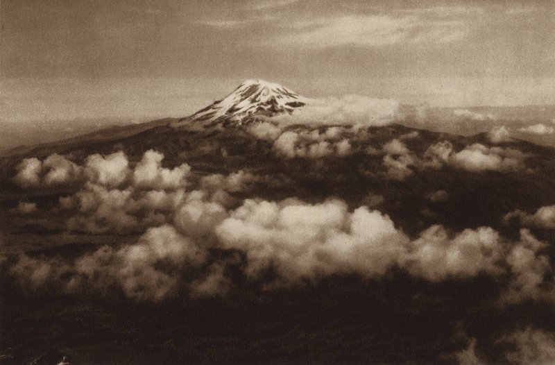 Mexikó: Iztaccihuatl, a Popocatepetl felől nézve (fekete-fehér fotó) alkotó: Hugo Brehme