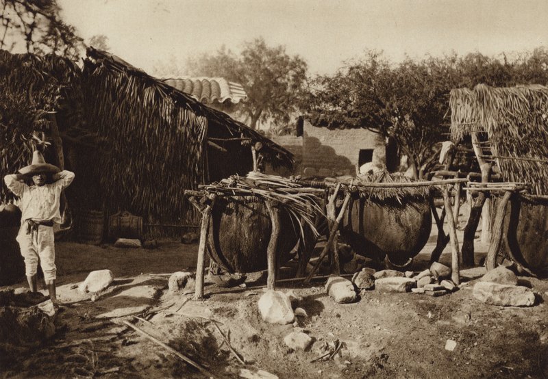 Mexikó: Mezcal, Destilleria de aguardiente (fekete-fehér fotó) alkotó: Hugo Brehme