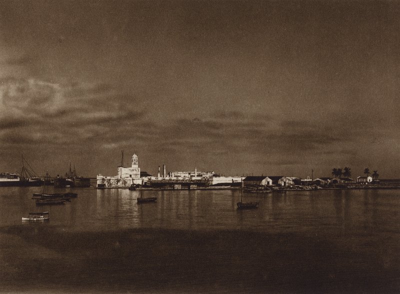 Mexikó: Vera Cruz kikötőjének panorámája San Juan várával (fekete-fehér fotó) alkotó: Hugo Brehme