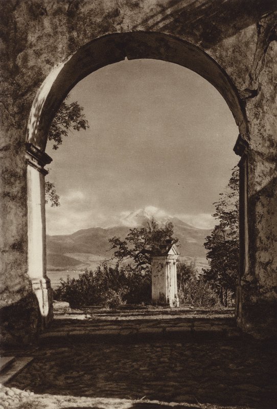 Mexikó: Popocatepetl, a Sacro Monte felől nézve (fekete-fehér fotó) alkotó: Hugo Brehme