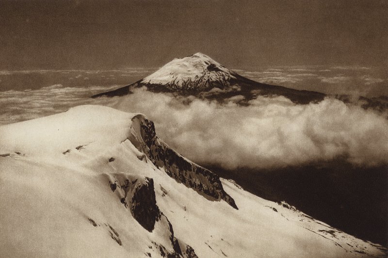 Mexikó: Popocatepetl, az Iztaccihuatl csúcsáról nézve (fekete-fehér fotó) alkotó: Hugo Brehme